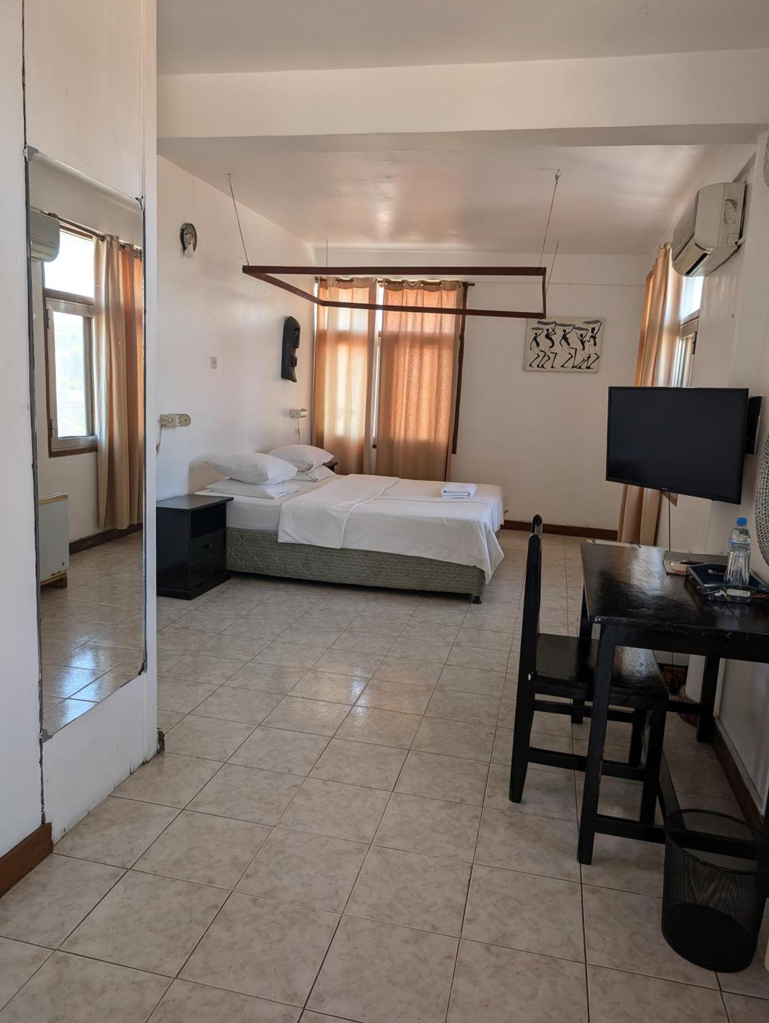 Q-Bar & Guesthouse Dar es Salaam Zewnętrze zdjęcie